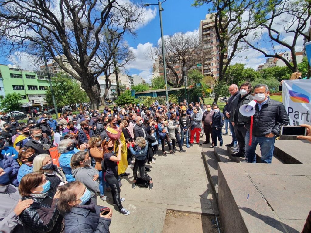 Espert, Milei y Rosales hicieron un concurrido acto con vecinos en Plaza Echeverría