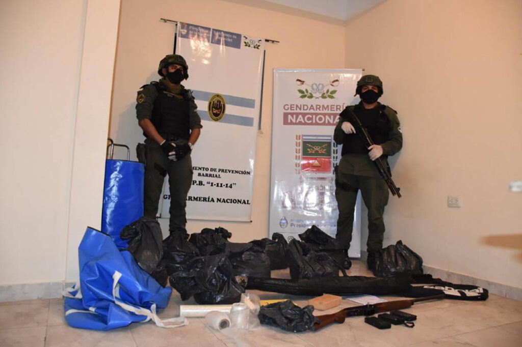 Flores: hallan granadas y grandes cantidades de droga en una vivienda de la Villa 1-11-14