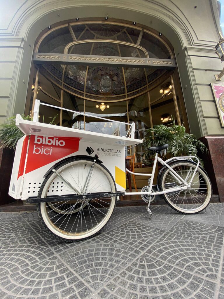 Día del Café Notable: la Bibliobici pasó por Almagro y San Cristóbal