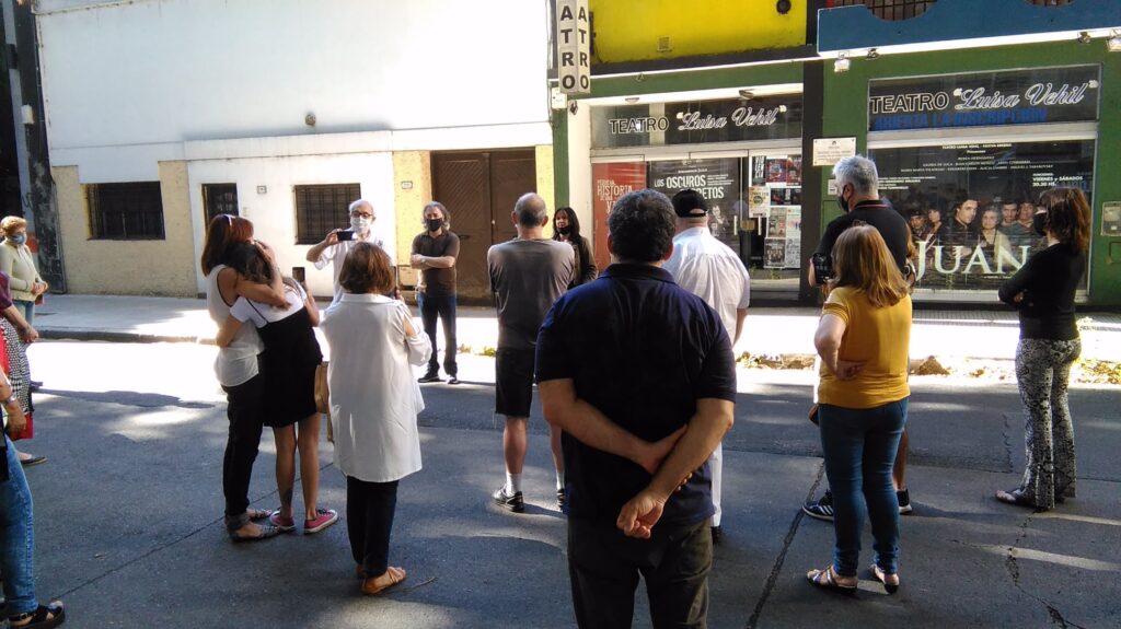 Falleció el actor Miguel Tabarovsky y los vecinos de Once lo despdieron con un acto frente al Teatro Luisa Vehil