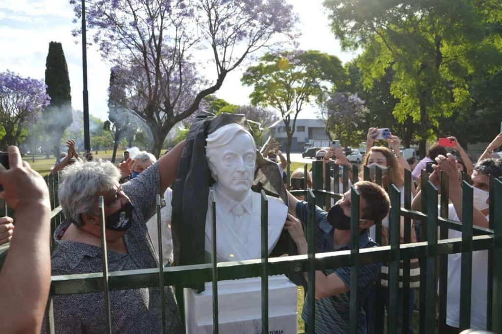 En el Día de la Militancia, emplazaron un busto de Néstor Kirchner en el límite de Villa Soldati y Nueva Pompeya