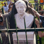 Jefes comunales inauguran busto Néstor Kirchner en Soldati