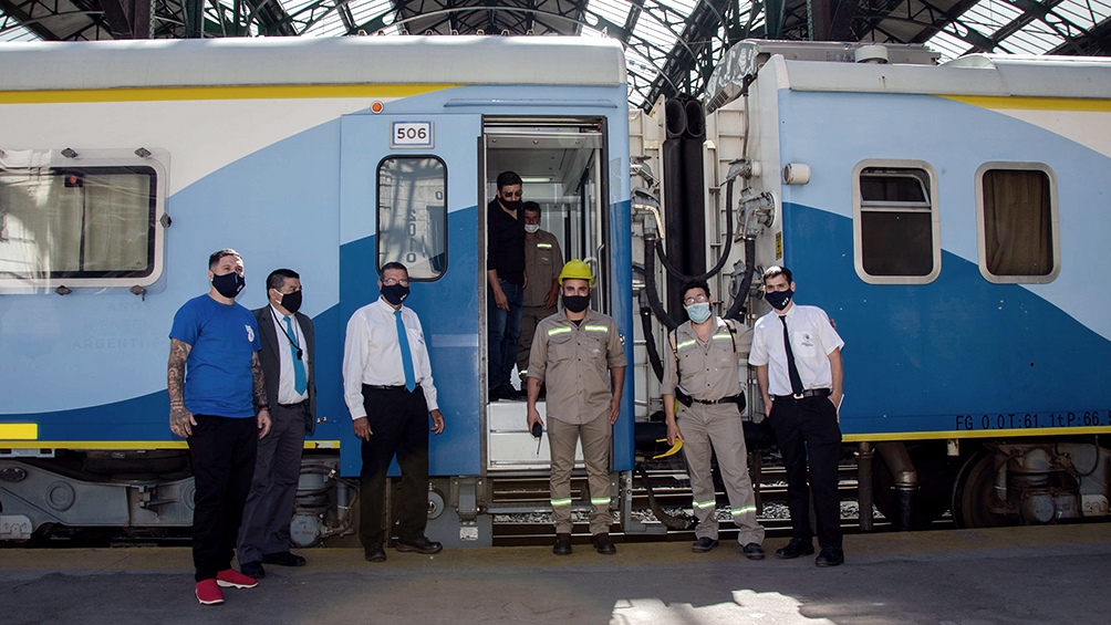 Tras ocho meses de inactividad, partió de Constitución un tren a Mar del Plata