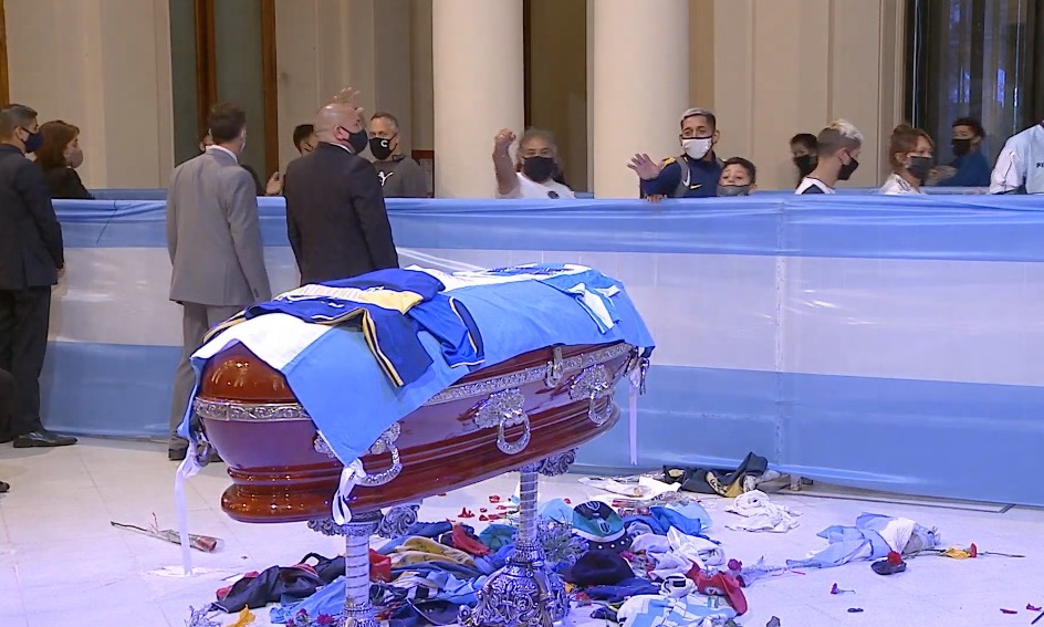 Miles de personas despiden a Diego Maradona en Casa Rosada