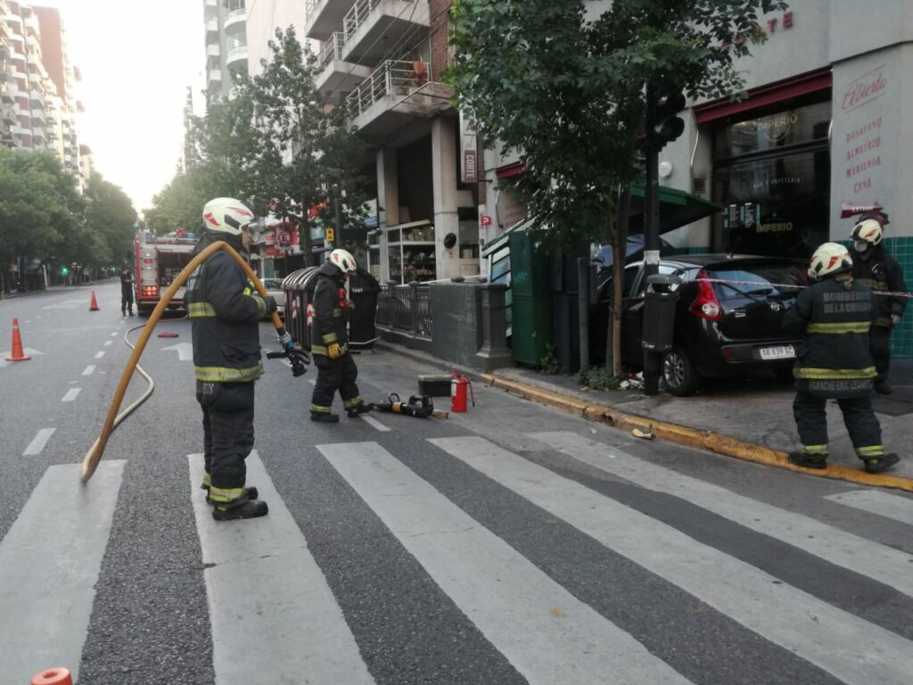 Un auto chocó el puesto de diarios de Medrano y Corrientes
