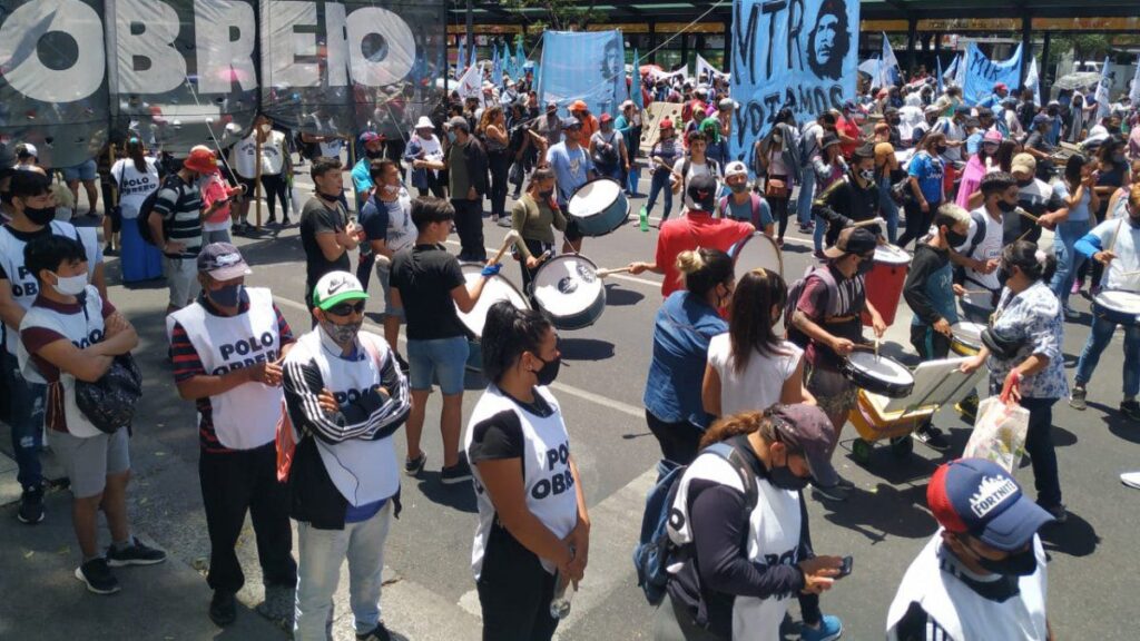 Movimientos sociales marcharon en el microcentro porteño por “un bono compensatorio de $15.000 y un fin de año sin hambre”