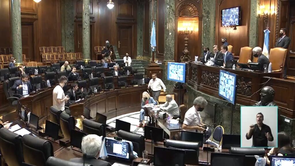 Minuto de silencio y bandera a media asta en la Legislatura porteña en homenaje a Diego Maradona