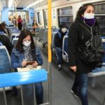 Permiten que algunos pasajeros viajen parados en trenes y colectivos durante la hora pico