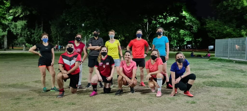 El fútbol femenino de All Boys de Saavedra entrena en el parque del barrio