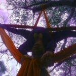 Quién es la Chica de la Tela Roja que “vuela” en el Parque Saavedra: “Hacer acrobacia en público se siente como un show”