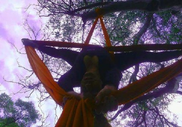 Quién es la Chica de la Tela Roja que “vuela” en el Parque Saavedra: “Hacer acrobacia en público se siente como un show”