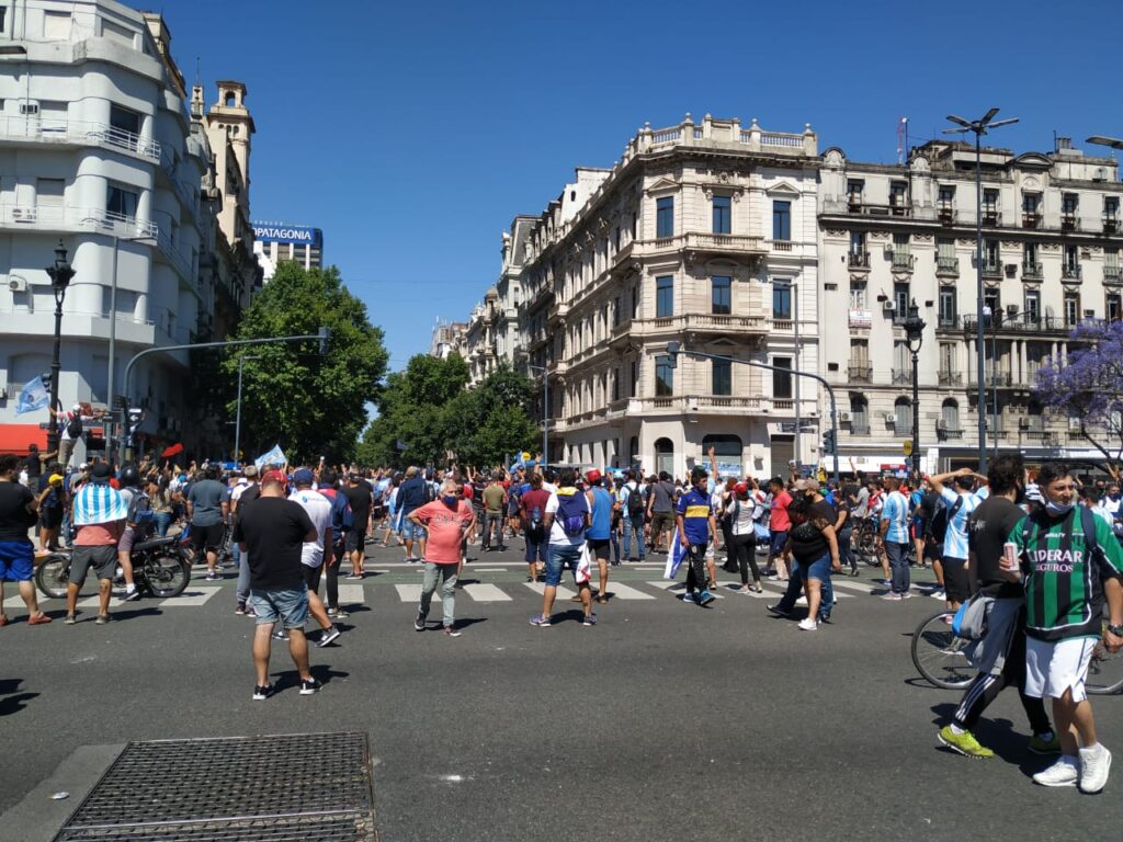 Los incidentes entre hinchas y policías marcaron el final del velorio a Maradona