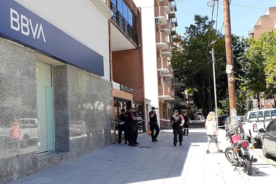 Villa Urquiza: balean a un delincuente que quiso asaltar el BBVA de Triunvirato y Le Bretón