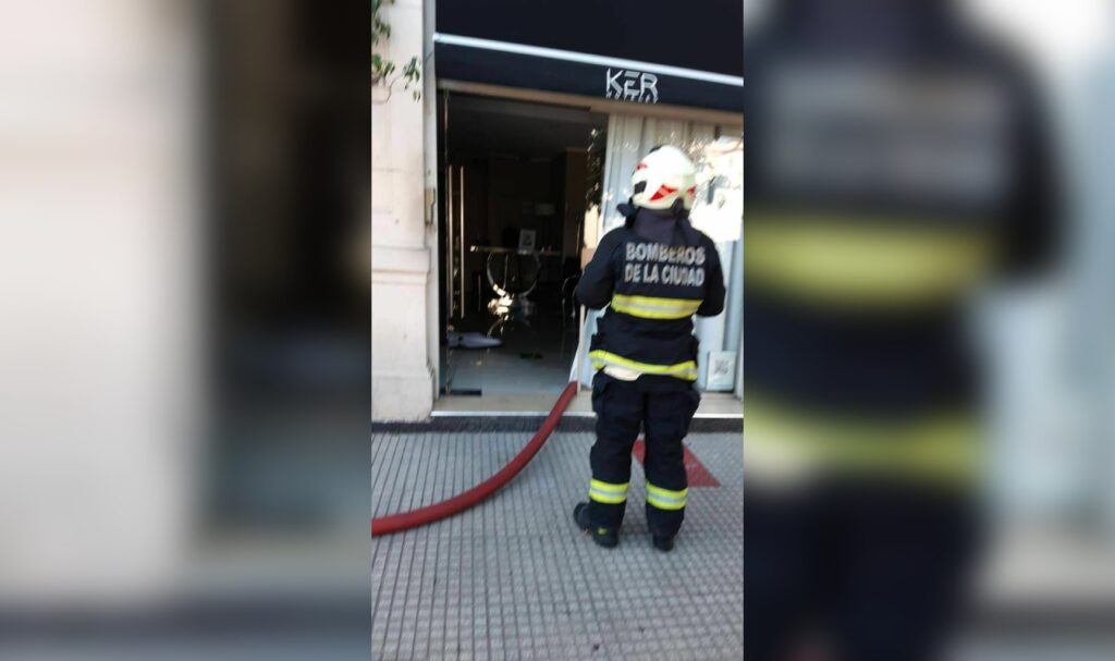 Se incendió una habitación del Ker Urquiza Hotel y debieron trasladar a dos personas al Pirovano