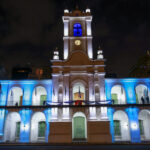 La Ciudad ilumina monumentos y fachadas de edificios en homenaje a Diego Armando Maradona