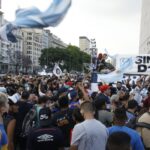 Hinchas homenajean a Diego Maradona en el Obelisco, en La Bombonera, la cancha de Argentinos Juniors y hasta en Segurola y Habana