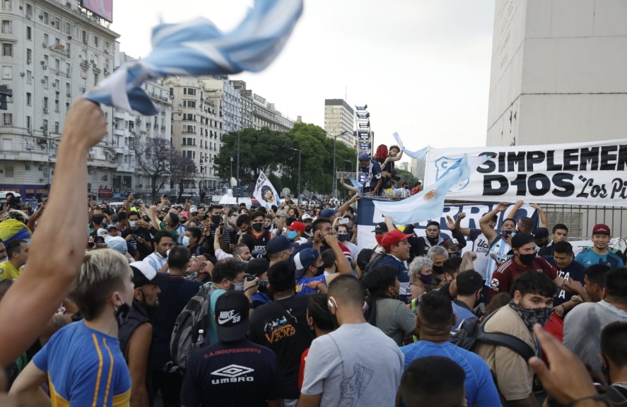 Hinchas homenajean a Diego Maradona en el Obelisco, en La Bombonera, la cancha de Argentinos Juniors y hasta en Segurola y Habana