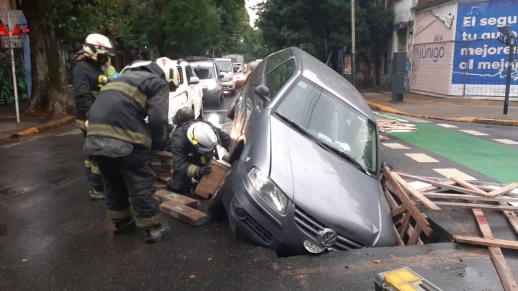 Hundimiento de asfalto en Palermo: un auto quedó atrapado en un bache gigante