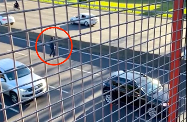 Quiso cruzar la General Paz a pie, fue atropellado y provocó un choque en cadena