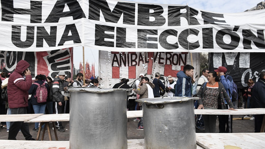 Organizaciones piqueteras de izquierda protestan y piden alimentos en el centro porteño