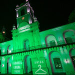 Amnistía Internacional iluminó el Cabildo de verde por la presentación del proyecto de aborto