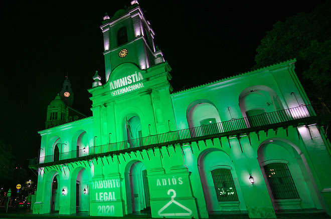 Amnistía Internacional iluminó el Cabildo de verde por la presentación del proyecto de aborto