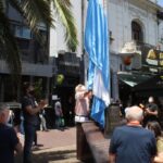 Izaron la bandera argentina y el emblema de Boedo en el mástil frente al Banco Ciudad