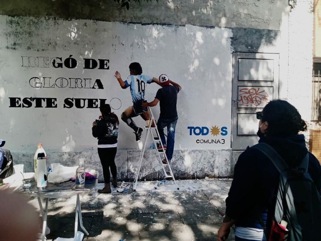 Vecinos y militantes pintaron un mural de Maradona en San Cristóbal