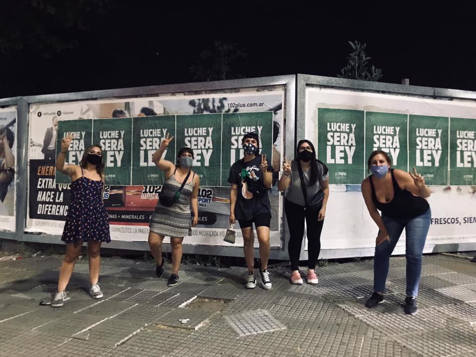 Aborto: previo al debate en Diputados, militantes “verdes” colocaron afiches en Saavedra y alrededores