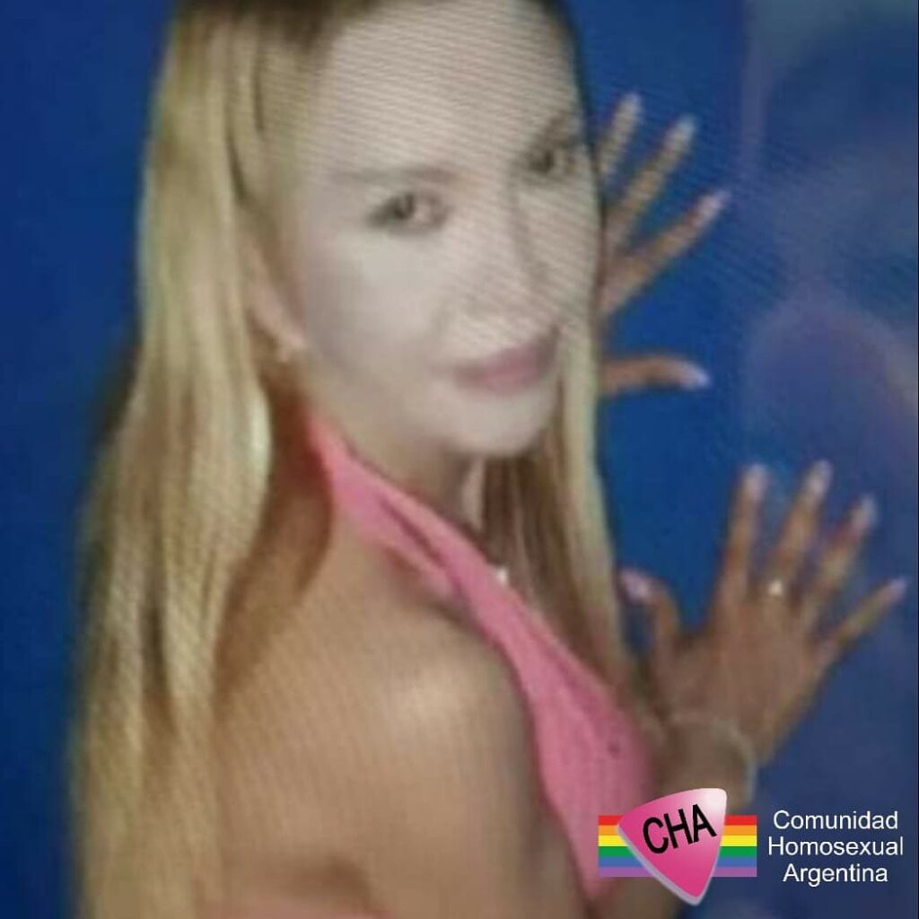 Asesinaron a una travesti en un departamento de Once y buscan a sus familiares