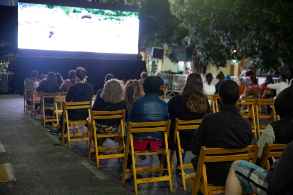 Proyectaron “Mamá se fue de viaje” en la avenida Boedo, al aire libre