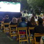 Proyectaron “Mamá se fue de viaje” en la avenida Boedo, al aire libre