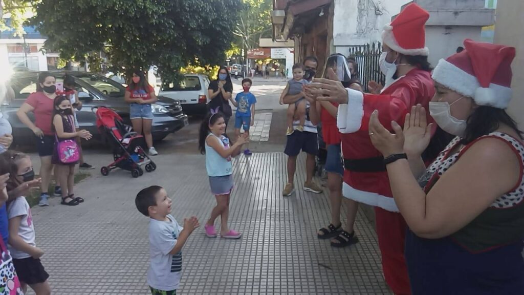Comuna 12: Papá Noel visitó y entregó regalos en la Escuelita Deportiva de Villa Pueyrredón