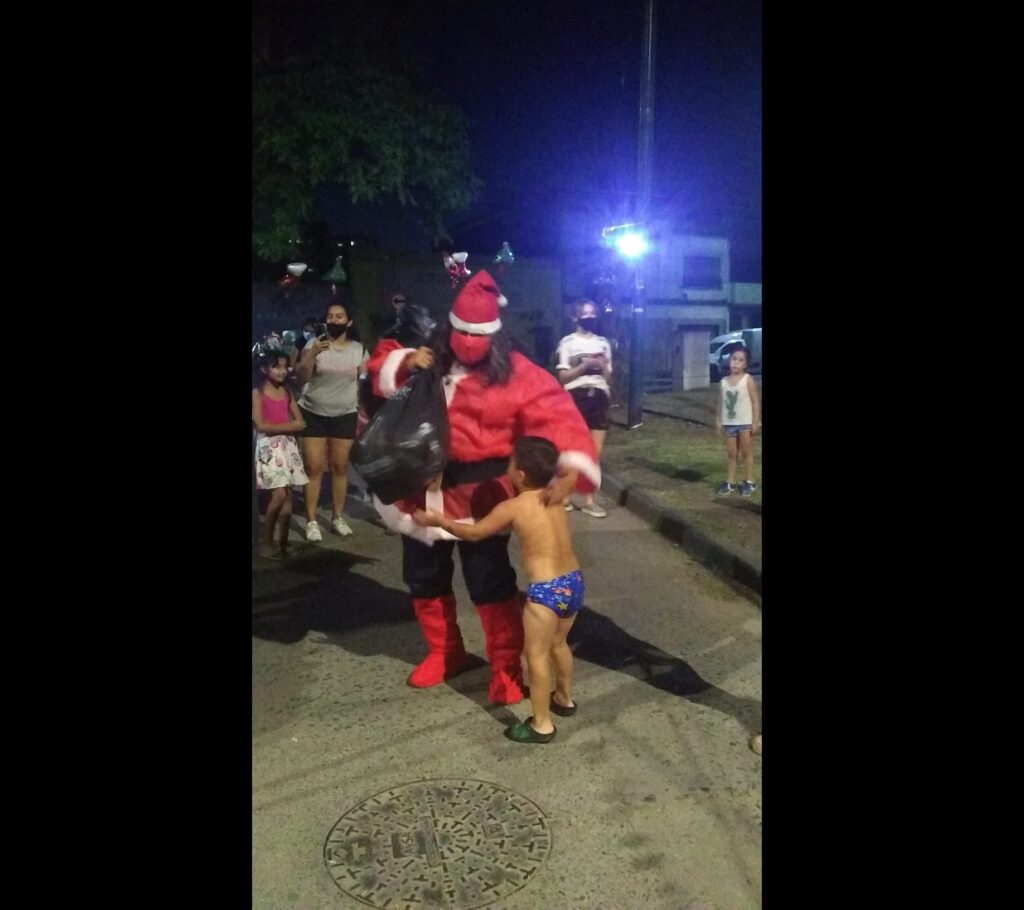 Papá Noel visitó la Feria de Emprendedoras de Barrio Mitre