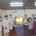 Hospital Ramos Mejía: la Defensoría porteña entregó una placa en homenaje a la “labor esencial en pandemia” de sus trabajadores