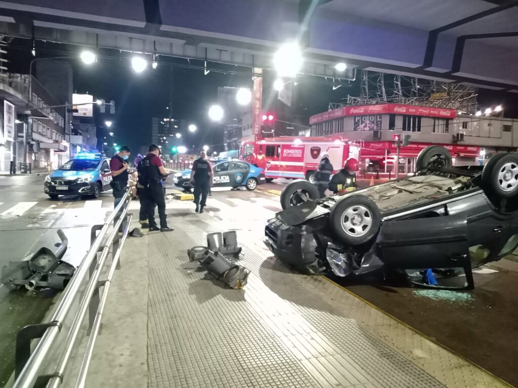 Un auto impactó contra un semáforo y volcó en Cabildo y General Paz