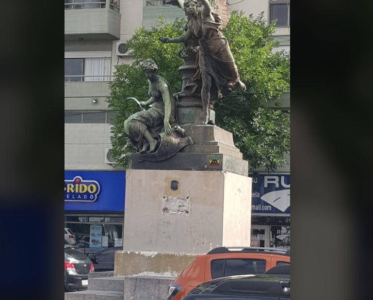 Hurtaron una placa del boulevard San Isidro Labrador; trabajan en su reposición