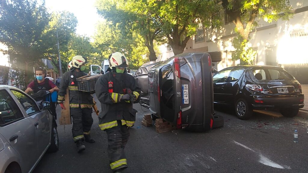 Villa Pueyrredón: un auto impactó a dos vehículos estacionados y volcó