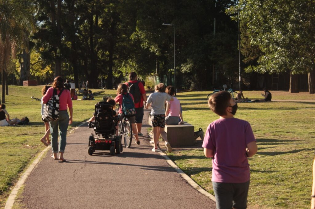 Un vecino ofrece una visita guiada para redescubrir la “biodiversidad urbana” del Parque Saavedra