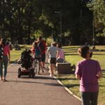 Un vecino ofrece una visita guiada para redescubrir la “biodiversidad urbana” del Parque Saavedra