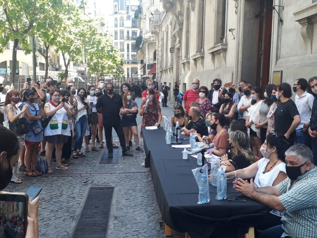 Conferencia de prensa en la Legislatura contra un fallo que limita el acceso a las vacantes escolares