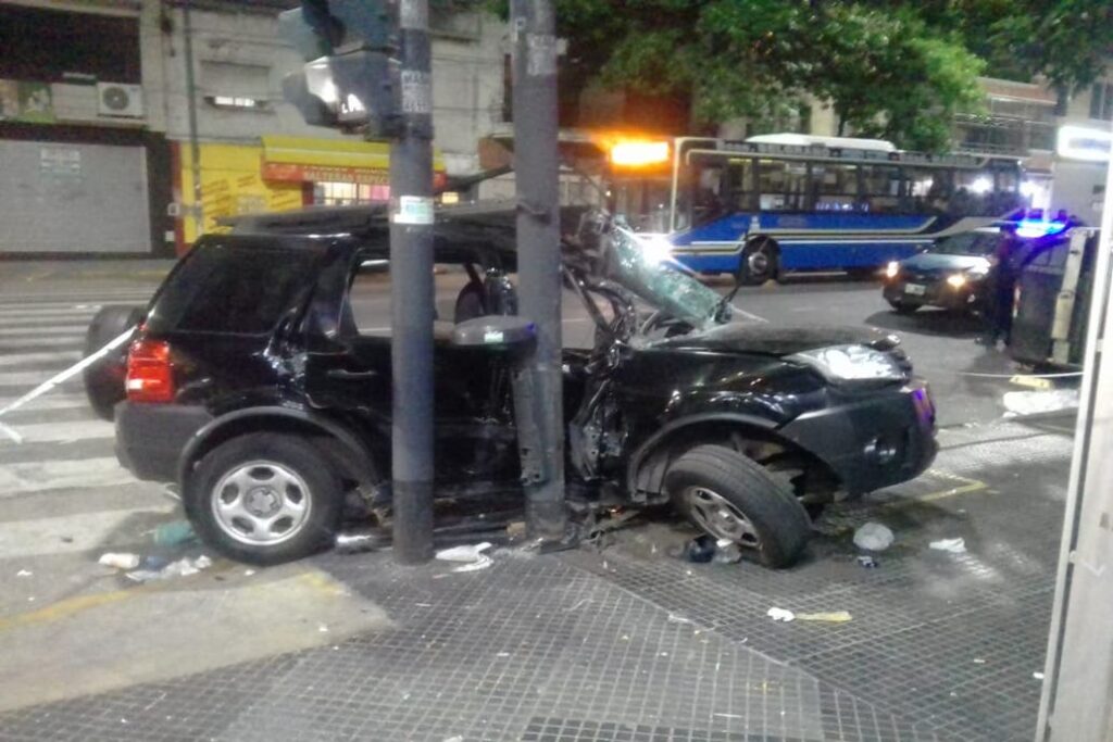 Otro siniestro vial trágico en Flores: embistió una camioneta, mató a su conductor y huyó