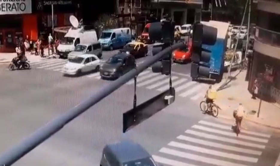 Un auto dobló en contramano en la esquina de Flores donde atropellaron y mataron a un menor días atrás