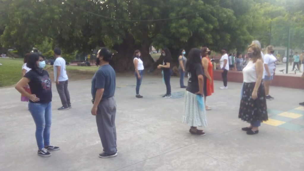 Clases de folclore en la Plaza Velasco Ibarra: “La gente está chocha de volver a bailar”