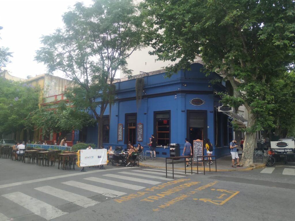 Abasto Barrio Cultural: la calle Guardia Vieja se convierte en peatonal con mesas y espectáculos al aire libre