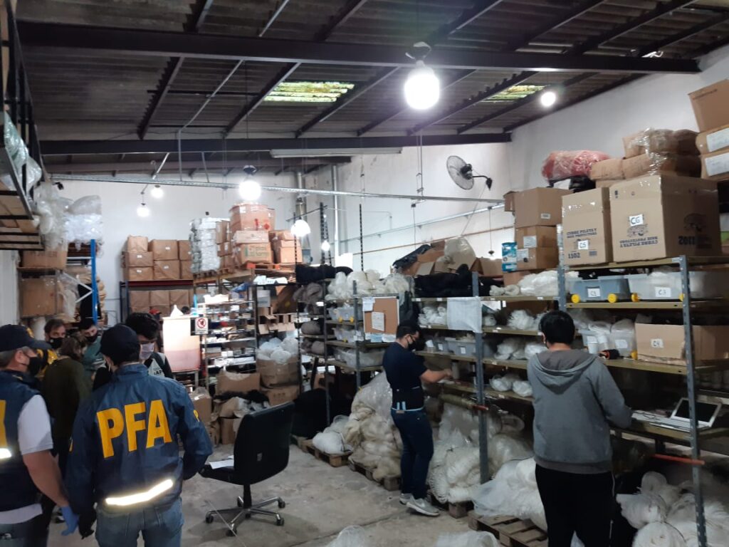 Villa Urquiza: clausuraron dos fábricas de plaguicidas que tiraban residuos peligrosos en la vía pública