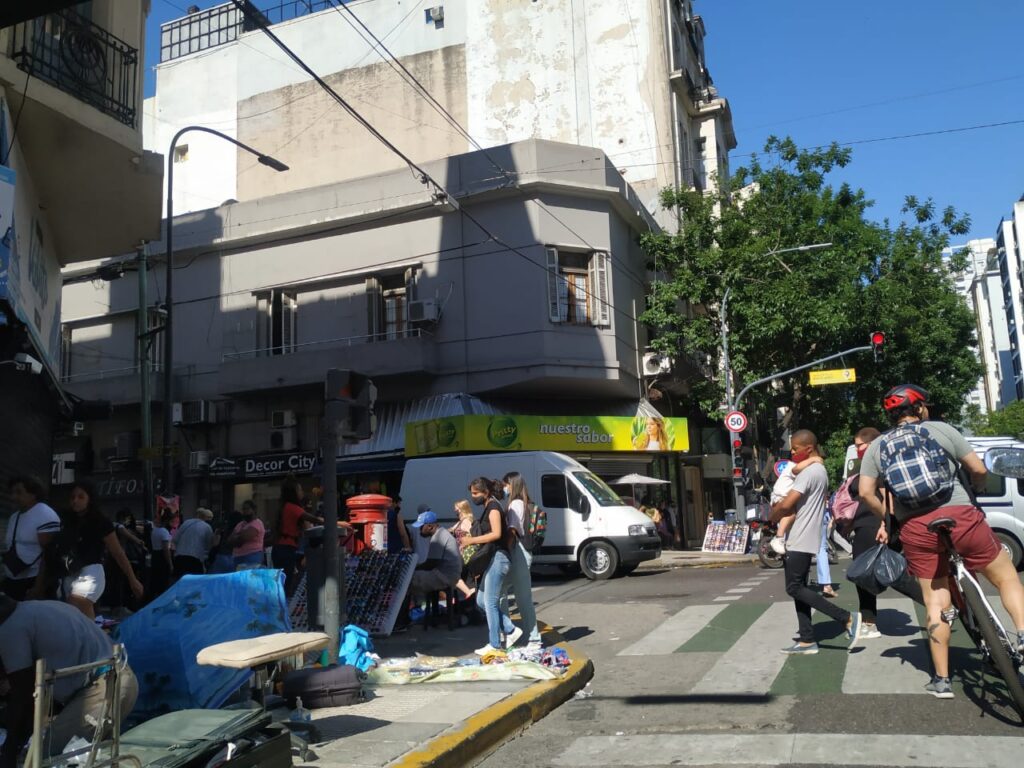 Las calles de Once, pobaldas por las compras previas a la navidad