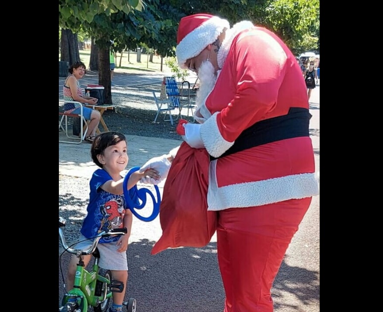 Previo a la navidad, Papá Noel visitó la Feria del Parque Saavedra