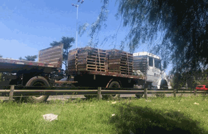 Un camión que se dirigía al Mercado de Hacienda perdió una rueda y provocó una tragedia