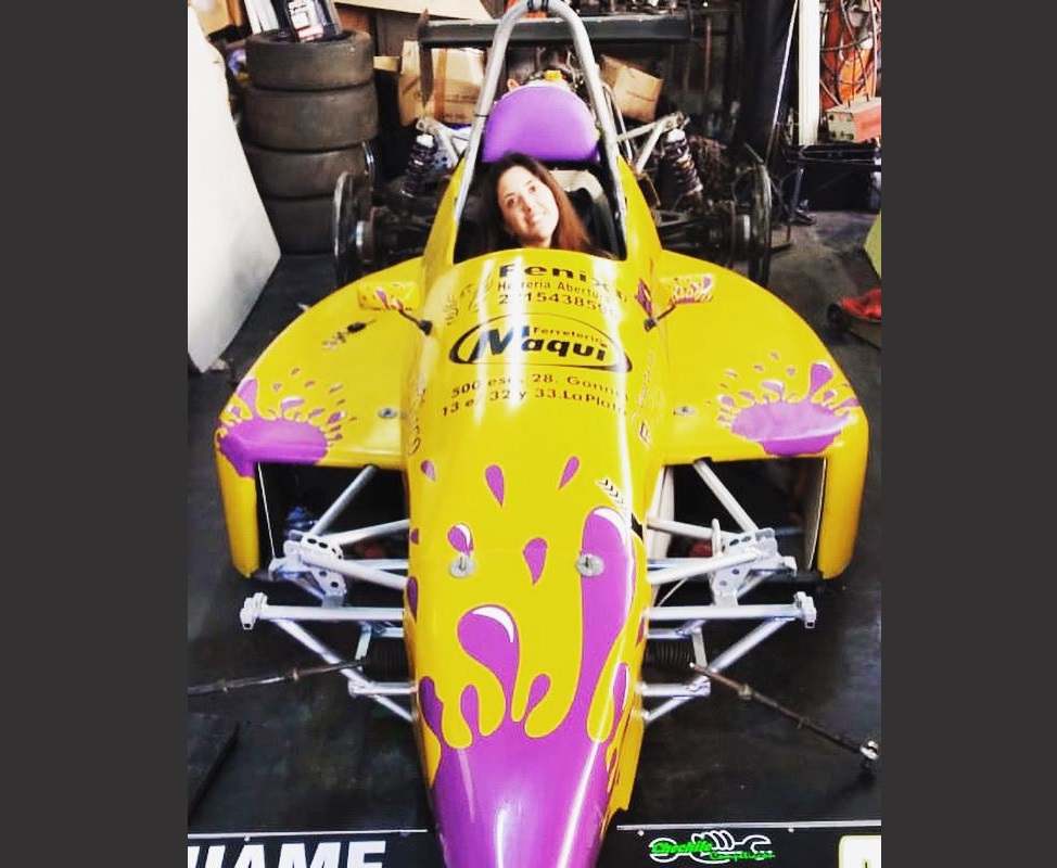 Es vecina de Saavedra y busca ser la primera piloto con discapacidad en la Fórmula 1100 bonaerense